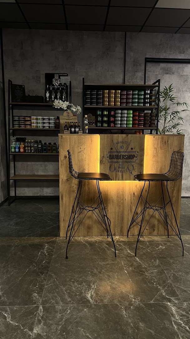 De bar met verzorgingsproducten en het HQ Barbershop neonbord
