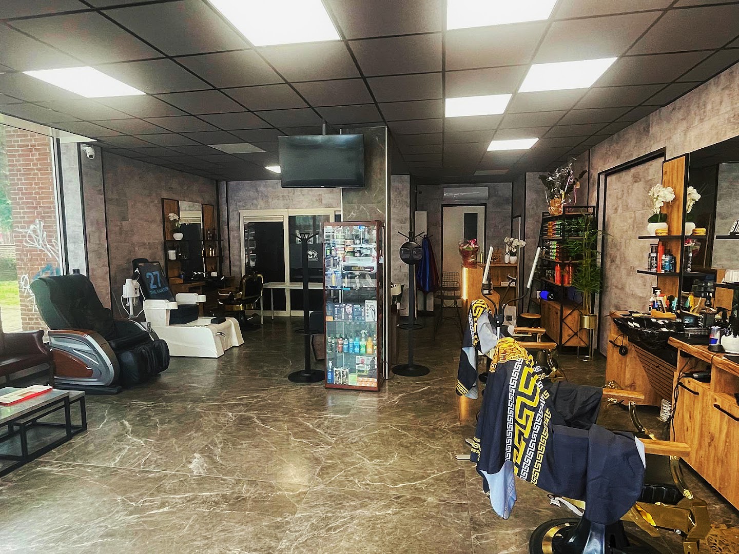 Interieur van Samo The Barber met barbierstoelen en wachtruimte