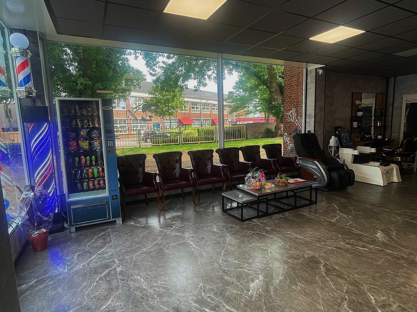 Wachtruimte van Samo The Barber met massagestoel